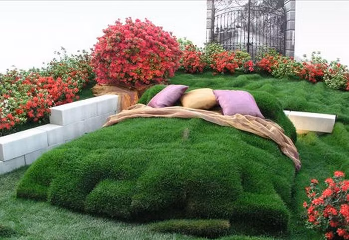 Chiếc giường phủ cỏ êm ái.
