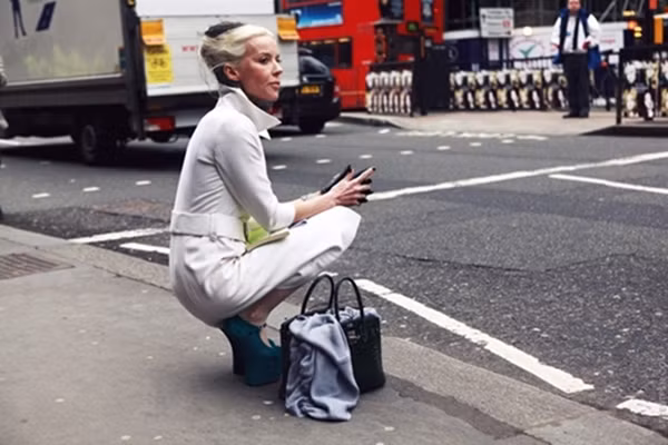 Đam mê sưu tập giày cao gót kỳ dị của nữ tỷ phú: Nữ tỷ phú Ireland Daphne Guinness đam mê giày cao gót nhưng phải có thiết kế thật độc đáo. Những đôi giày cao 25 – 30cm, thiết kế không khác gì móng ngựa hay đôi giày có hình dạng như móng vuốt… đã tạo nên thương hiệu của Daphne: Một nữ tỷ phú cá tính, phóng cách đặc biệt.