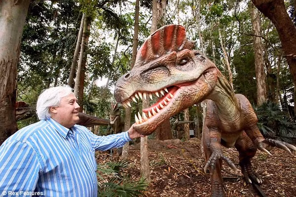 Chi hàng triệu đô la vì đam mê… khủng long: Clive Palmer, tỷ phú Australia, có một niềm đam mê đặc biệt với khủng long và các hóa thạch của chúng. Trong cuộc đời mình, Palmer đã chi hàng triệu USD cho ngành khảo cổ khủng long. Mơ ước lớn nhất đời của Palmer là xây một công viên khủng long dành cho các du khách như trong bộ phim “Công viên kỷ Jura” vây.