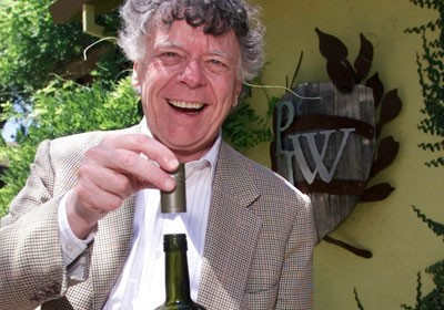 Tỷ phú thích sưu tập các loại chai rượu: Với tài sản thừa kế trị giá 26 tỷ USD, tỷ phú dầu mỏ Gordon Getty đặc biệt thích sưu tập các loại chai và rượu vang cổ. Vương quốc PlumpJack của ông gồm cả một hầm rượu Napa Valley với những chai Cabernet Sauvignon có giá 180 USD, đặc biệt là 2 nhà hàng ở San Francisco và thung lũng Squaw ở Lake Tahoe. Getty đang cho xây dựng một nhà máy rượu vang quy mô có tên Cade…