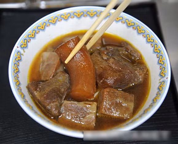 Những năm 1990, ông Wang bắt đầu bán mì bò tại nhà hàng riêng của mình là Bowl 688. Sau 5 năm khai trương, nhà hàng ông ngày càng trở nên hút khách vì hương vị món mì bò. Tuy nhiên, ông vẫn không ngừng nghiên cứu và sáng tạo ra những cách chế biến thịt bò ngon và tinh tế nhất.