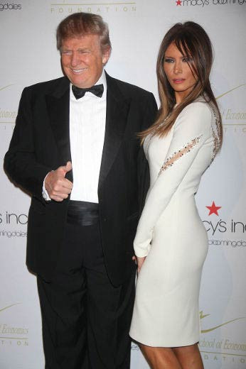 Melania Trump, cựu người mẫu, nhà thiết kế trang sức (Vợ tỷ phú Donald Trump): Melania và Donald Trump kết hôn từ năm 2005. Đám cưới của của ông trùm bất động sản và truyền hình Donald Trump với người mẫu Melania Knauss đã thu hút sự quan tâm của cả nước Mỹ và thế giới lúc bấy giờ.