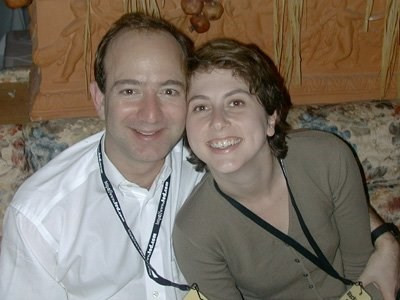 MacKenzie Bezos đã kết hôn với Jeff , tỷ phú sáng lập ra Amazon. Theo tạp chí Forbes, tỷ phú 50 tuổi này hiện sở hữu khối tài sản ròng ước tính 25,2 tỷ USD, xếp hạng thứ 19 trong số những người giàu nhất hành tinh. Còn cô vợ Bezos cũng từng là một tiểu thuyết gia nổi tiếng.