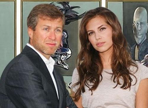 Dasha Zhukova – vợ thứ 3 của tỷ phú tài phiệt Nga Roman Abramovich: Zhukova vừa là một doanh nhân, biên tập viên tạp chí, vừa là nhà thiết kế thời trang xinh đẹp.