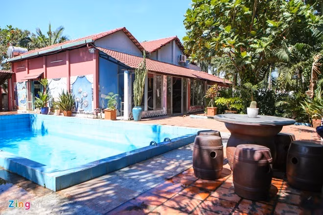 Nhà vườn của ca sĩ Nguyễn Phi Hùng tại Củ Chi, cách TP HCM khoảng 30 km. Nam ca sĩ cho biết, anh không sống nhiều ở đây nên mỗi lần về nhà đều dành thời gian dọn dẹp, bày trí lại các gian phòng.