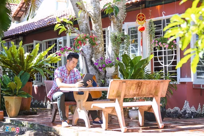 Ngôi nhà vườn này xa với thành phố nên nam ca sĩ chỉ đến nghỉ ngơi cuối tuần, lễ Tết. Anh sống chủ yếu ở căn hộ tọa lạc tại quận 10, TP HCM.