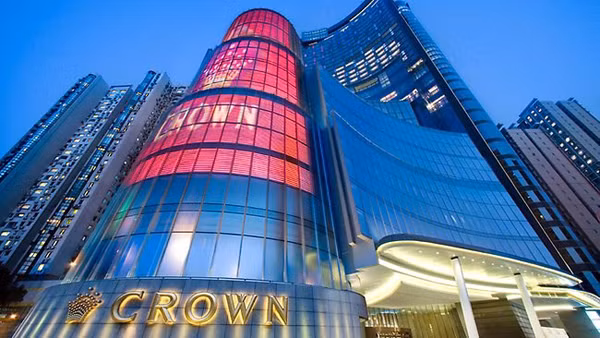 James là ông chủ của resort sòng bài lớn nhất xứ sở chuột túi mang tên Crown. Casino Crown ở Melbourne là một tổ hợp sòng bạc, khách sạn, khu nghỉ dưỡng, trung tâm mua sắm...