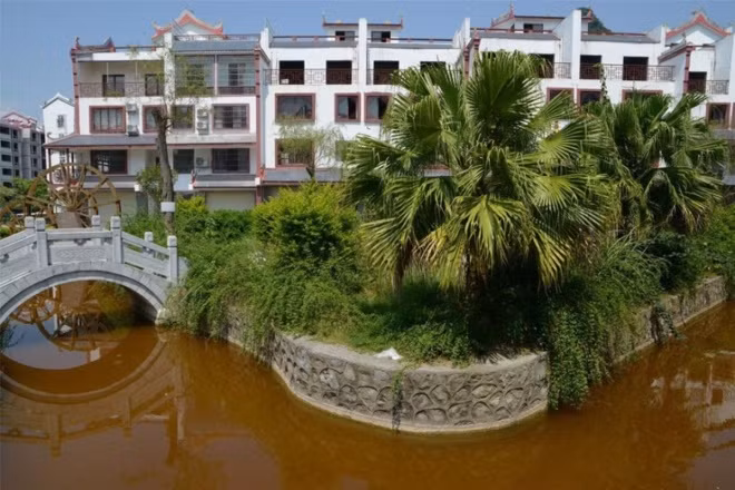 Khu này có hơn 100 căn biệt thự, phần thô và ngoại cảnh đều đã hoàn thiện. Tháng 5 năm 2011, công ty trách nhiệm hữu hạn Long Đạt dự kiến rót 350 triệu nhân dân tệ (52,6 triệu USD) vào dự án này.