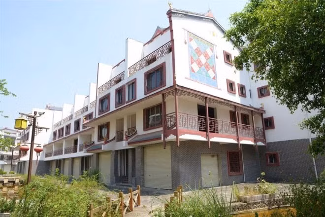 Còn đây là khu biệt thự Long Đạt Sơn Thuỷ Phúc Thành nằm ở thành phố Lai Tân, khu tự trị tỉnh Quảng Tây cũng bị bỏ hoang từ lâu.