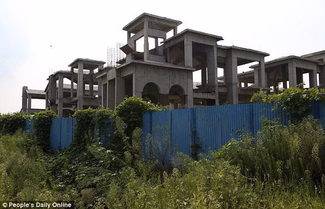 Đa số biệt thự đã xây xong phần thô. Vài biệt thự vẫn chưa xây xong, giàn giáo chưa được dỡ bỏ.