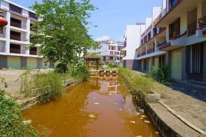 Tuy nhiên sau nhiều năm khai thác, môi trường quanh dự án vẫn đầy rác thải, nước sông vẩn đục.