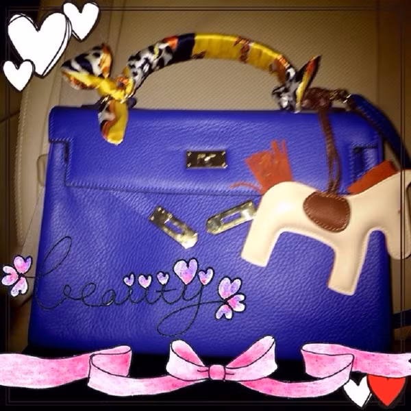 Những món đồ hàng hiệu như túi Hermès Birkin chắc chắn không thể thiếu trong tủ đồ của Sabrina.