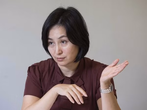 Nhắc đến những cô con gái của tỷ phú Stanley Ho, chắc chắn chúng ta không thể bỏ qua bà Pansy Ho (53 tuổi), con gái của tỷ phú với người vợ thứ hai. Hiện, bà Pansy Ho đang nắm giữ 50% cổ phần của tập đoàn kinh doanh sòng bạc MGM China, đồng thời là giám đốc quản lý các công ty mang tính biểu tượng của cha mình gồm Shun Tak Holdings và Sociedade de Turismo e Diversões de Macau.