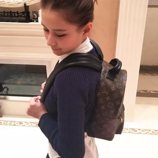 Cuộc sống nhung lụa của Laurinda không thể thiếu các món hàng hiệu xa xỉ. Cô đến trường cùng chiếc ba lô mang thương hiệu Louis Vuitton.