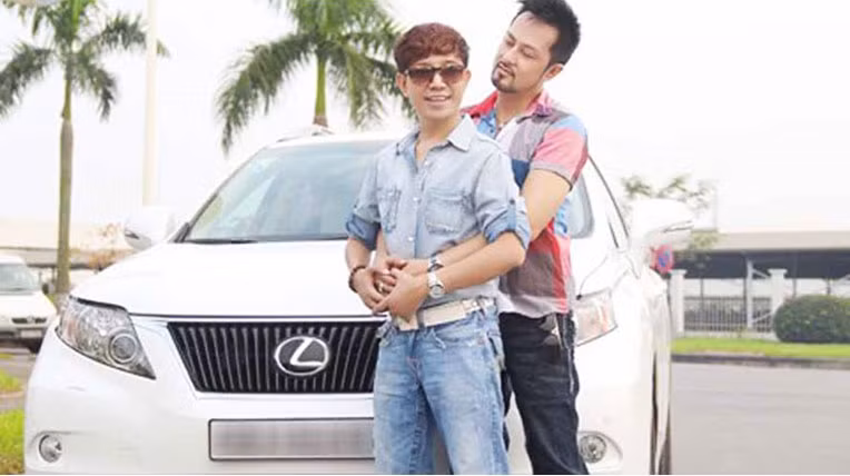 Ca sĩ Long Nhật cũng khiến dư luận chú ý khi được bạn trai tặng xế hộp tiền tỷ nhân dịp sinh nhật của anh vào giữa tháng 10/2013. Theo thông tin chia sẻ thì "bạn trai" đó cũng chính là người quản lý mới của anh tên Minh, là Việt kiều Mỹ.