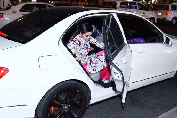 Chiếc xế hộp có giá hơn một tỷ là món quà mà Tim tặng cho nữ ca sĩ Trương Quỳnh Anh trong năm 2015.