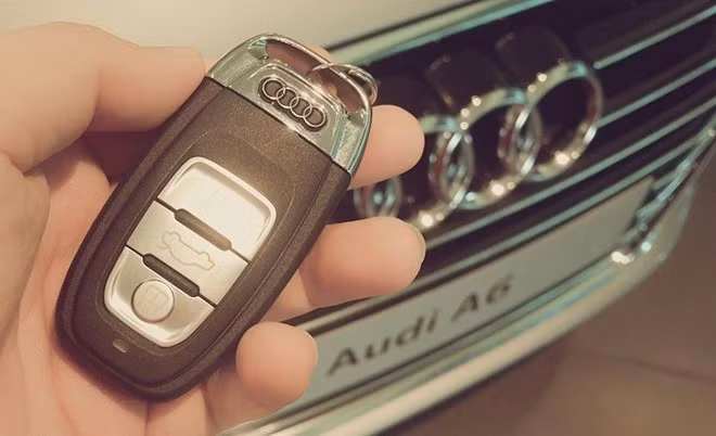 Nhân kỷ niệm 9 năm ngày cưới (năm 2015), nhạc sĩ Minh Khang quyết định mua tặng vợ - cựu người mẫu Thúy Hạnh - chiếc xe Audi có giá 2 tỷ đồng.