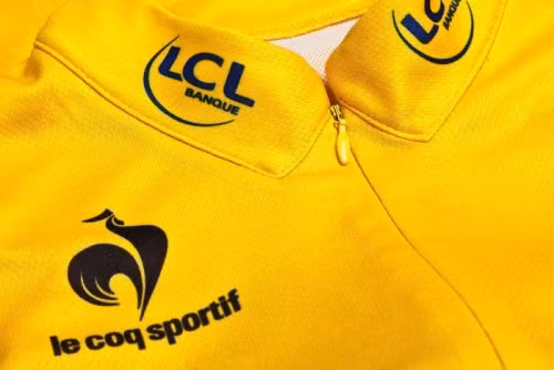 Thương hiệu Le Coq Sportif: Cảm hứng lấy tên thương hiệu từ biểu tượng quốc gia của nước Pháp, logo hình "chú gà thể thao" của Le Coq Sportif dường như đã trở thành một hình ảnh đáng tự hào của người dân đất nước hình lục lăng. Ra đời năm 1882 tại Pháp, chú gà trống Gô Loa đã đồng hành cùng nhiều sự kiện thể thao nổi tiếng như World cup và Tour De France- giải đua xe đạp danh giá nhất thế giới.