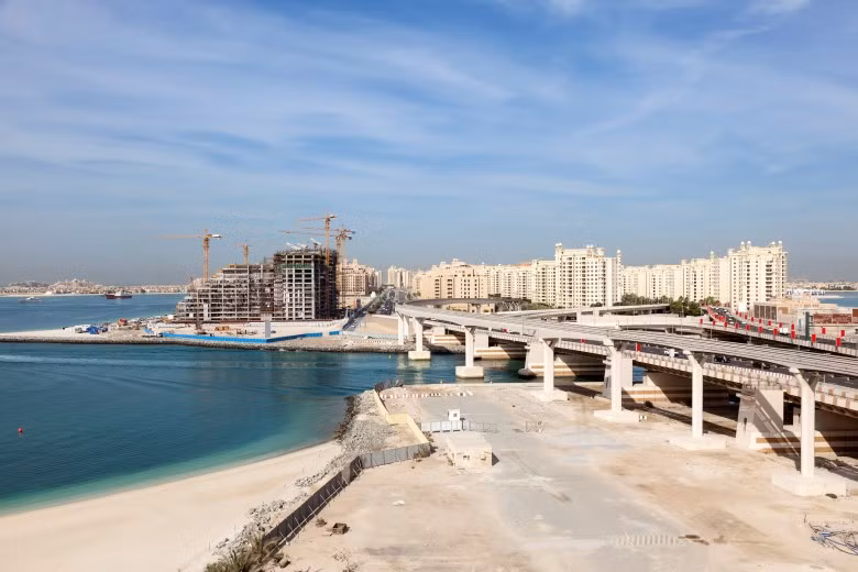 1. Căn penthouse ở khách sạn Palm Jumeirah, Dubai, giá 49 triệu USD: Căn hộ có tên One trong khách sạn Palm Jumeirah là một trong những căn hộ đắt nhất Dubai. Căn hộ xa hoa này gồm 7 phòng ngủ, 8 phòng tắm và một sân thượng rộng lớn. Tuy nhiên, khách sạn này vẫn đang thi công và được dự kiến sẽ được hoàn thành vào năm 2017.