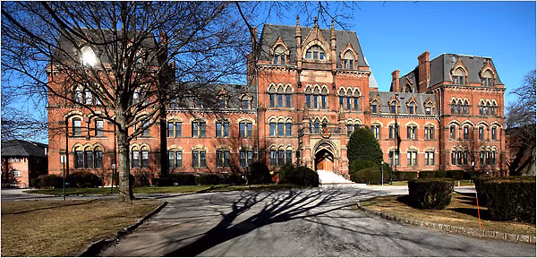 Sinh viên tốt nghiệp Trường St. Paul thường thi đỗ vào các trường ĐH hàng đầu như Georgetown, Brown, Columbia và Harvard.