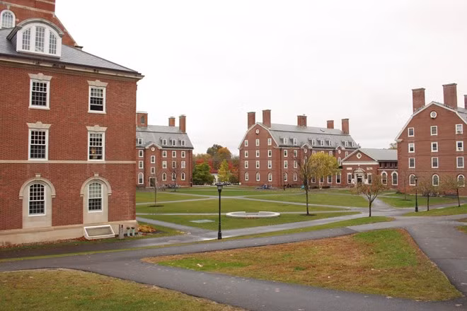 Nhiều cựu học sinh trường là triệu phú, tỷ phú hiến tặng khoản tiền lớn cho trường. Vốn tài chính của trường Phillips Exeter lên đến 1,15 tỷ USD, vượt qua tất cả các trường nội trú ở Mỹ. Quỹ này giảm bớt gánh nặng tài chính đối với học sinh. Chi phí nội trú tại trường là 47.790 USD/năm.