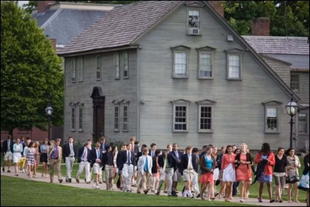 Ngoài việc tham gia học tập, học sinh của ngôi trường nội trú giàu có này còn được tham gia vào một hoạt động ngoại khóa như múa, hát, hoặc chơi thể thao. Hơn một phần tư khuôn viên của học viện Deerfield là sân chơi vực thể thao, sân tennis, trung tâm thể dục thẩm mỹ...