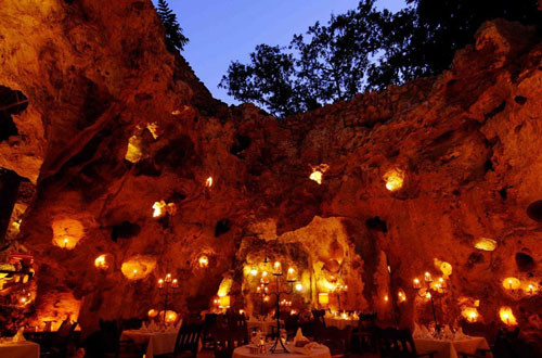Nhà hàng hang động Ali Barbour ở Kenya nằm trong một hang động cổ xưa được trang hoàng với những ánh nến lung linh.
