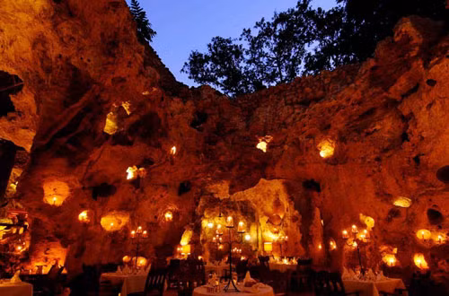 Nhà hàng hang động Ali Barbour ở Kenya nằm trong một hang động cổ xưa được trang hoàng với những ánh nến lung linh.