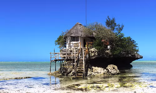 The Rock - Zanzibar, Tanzania: Nằm trên một tảng đá ở ngoài khơi phía đông nam của bờ biển Zanzibar, The Rock là một nhà hàng nổi tiếng vì có những thực phẩm tươi sống và quang cảnh yên bình.
