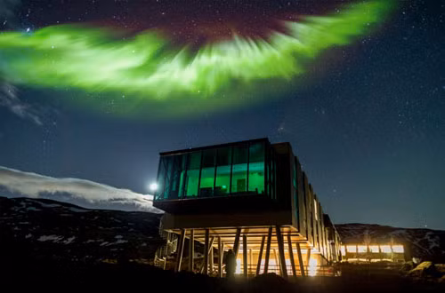 Quán bar Northern Lights Bar tại khách sạn Ion Hotel ở Iceland: Đây là quán bar theo phong cách đặc trưng vùng Bắc Âu nằm cách vùng Reykjavik, Iceland 45 phút đi xe. Ở đây, bạn có thể chiêm ngưỡng bắc cực quang từ khoảng tháng 5 đến tháng 10 hàng năm.