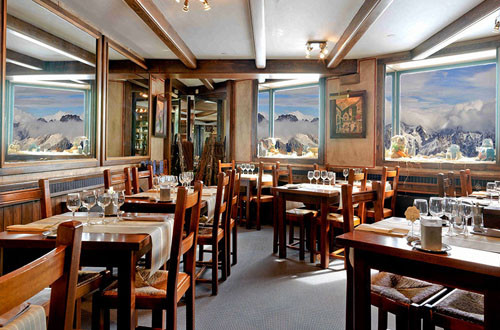 Việc ăn tối ở độ cao 3.842m giữa núi non trùng điệp của nhà hàng Aiguille Du Midi ở Chamonix, Pháp, mang đến cho bạn những cảm nhận thực sự thú vị.