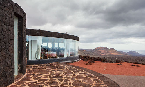 Đã bao giờ bạn thử ngồi ăn uống cạnh một ngọn núi lửa? Hãy đến với nhà hàng El Diablo ở Lanzarote, Tây Ban Nha.