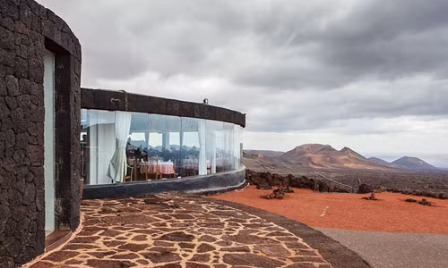 Đã bao giờ bạn thử ngồi ăn uống cạnh một ngọn núi lửa? Hãy đến với nhà hàng El Diablo ở Lanzarote, Tây Ban Nha.