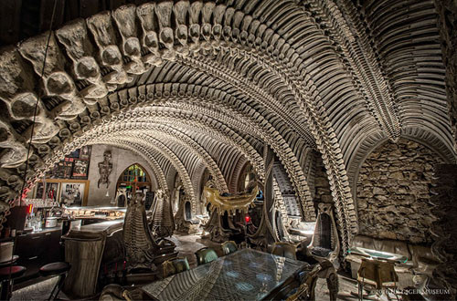 Hr Giger Museum Bar ở Gruyères, Thụy Sĩ, là một trong quán bar kỳ quặc mang đến cho thực khách trải nghiệm đặc biệt.