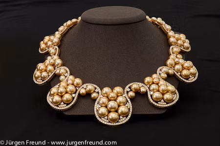 Những viên ngọc trai vàng được các thợ thủ công khéo léo chế tác thành những sản phẩm trang sức sang trọng và đắt giá.