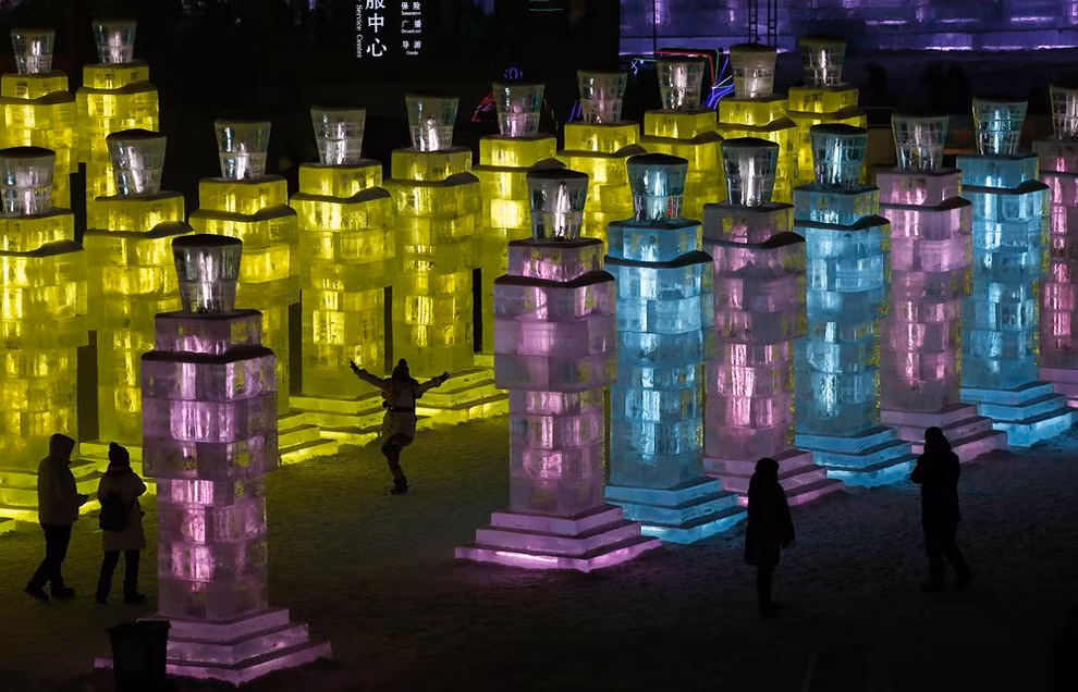 Du khách thích thú với các công trình bằng băng.