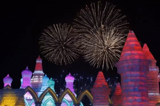 Pháo hoa chào mừng khai mạc lễ hội.