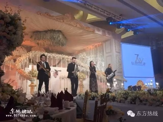 Các ca sĩ, nhóm nhạc, nghệ sĩ nhào lộn… cũng được mời đến đám cưới để biểu diễn.