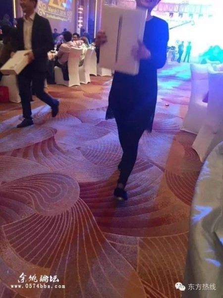 Tất cả các phong bì đều được đút hàng ngàn tệ, có hai loại phong bì, một loại có 8.888 tệ và một loại có 10.000 tệ. Cư dân mạng ước tính, đám cưới này đã tiêu tốn số tiền lên đến hàng chục tỷ đồng.