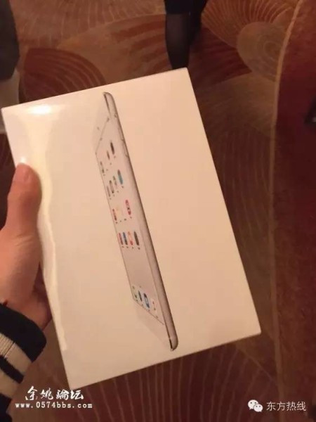 Không chỉ đầu tư vào trang trí không gian tiệc tùng, chủ nhân đám cưới còn dùng Ipad, Iphone và tiền hồng bao để tặng những khách mời đã đến chung vui.