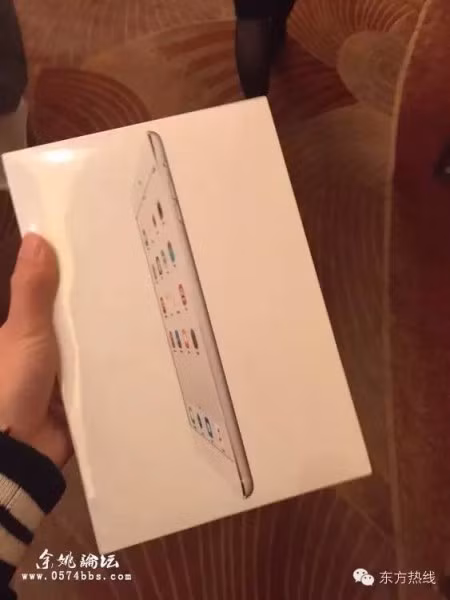 Không chỉ đầu tư vào trang trí không gian tiệc tùng, chủ nhân đám cưới còn dùng Ipad, Iphone và tiền hồng bao để tặng những khách mời đã đến chung vui.