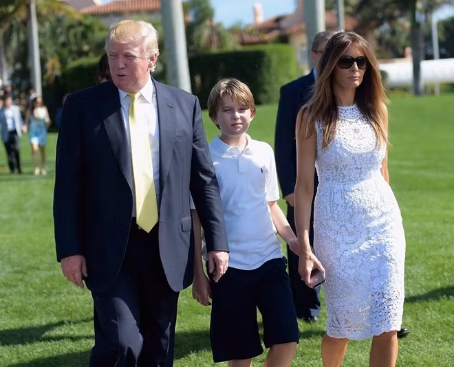 Vợ chồng tỷ phú Donald Trump đưa con trai Barron Trump tới khu nghỉ dưỡng sang trọng của mình hồi tháng 1/2015.