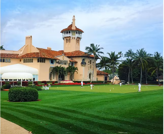 Sân golf rộng rãi.