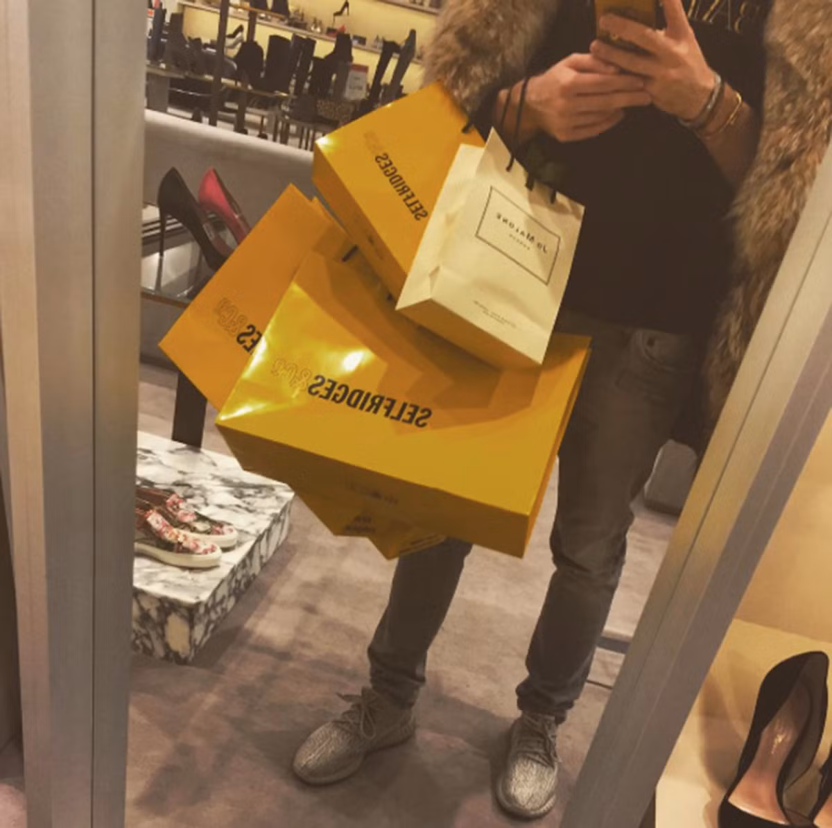 Cuộc sống của Jack Watkin cũng không thực sự sung sướng như nhiều người vẫn tưởng, anh phải chăm chỉ làm việc, thậm chí tự tay làm sạch bể bơi trong nhà.