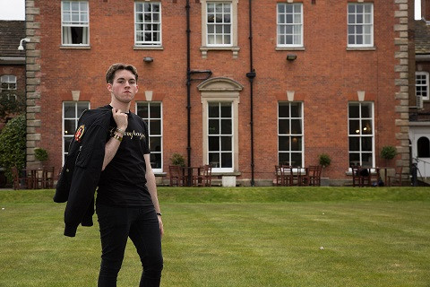 Chàng trai này cũng khoe đang sống cùng bố mẹ trong một căn biệt thự liền kề trị giá khoảng 480.000 bảng Anh, bố là giám đốc điều hành một công ty bất động sản trị giá 600.000 bảng.