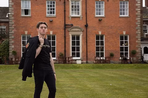 Chàng trai này cũng khoe đang sống cùng bố mẹ trong một căn biệt thự liền kề trị giá khoảng 480.000 bảng Anh, bố là giám đốc điều hành một công ty bất động sản trị giá 600.000 bảng.