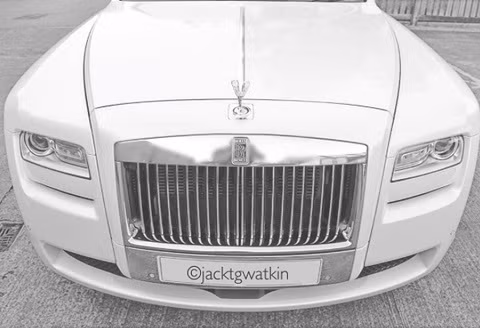 Thế nhưng mới đây, đại thiếu gia bất ngờ cho biết bản thân không sở hữu 7 chiếc siêu xe mà là 3 xe. Tuy nhiên, 3 chiếc xe của Jack Watkin không do anh đứng tên. Cha ông cũng không có máy bay riêng như lời đại thiếu gia này từng nói.