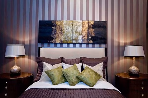 Sọc đứng khá hữu dụng trong việc che giấu đi các khuyết điểm về kiến trúc vốn có trong nhà nếu bạn biết cách khéo léo lựa chọn trong khâu trang trí tường.