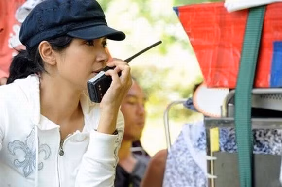 Ngoài những khối tài sản trên, người đẹp Việt Trinh còn là người đồng sở hữu hãng phim SenaFilm. Cô trở lại với điện ảnh trong vai trò mới - đạo diễn.