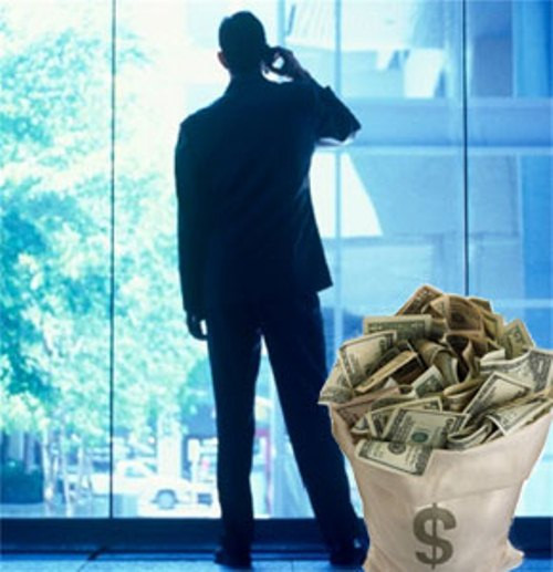 Những năm 1990, cả nước chấn động với vụ án của đại gia Phạm Huy Phước - Giám đốc Công ty Tamexco. Khi vụ án bị phanh phui, Phạm Huy Phước đã bị tử hình, kết thúc cuộc đời một "đại gia" đã gây thất thoát của nhà nước hàng trăm tỷ đồng. Sự việc này khiến cho danh tiếng của diễn viên Việt Trinh bị sa sút nghiêm trọng vì cô đã có những mối quan hệ qua lại với người đàn ông "khét tiếng" này.